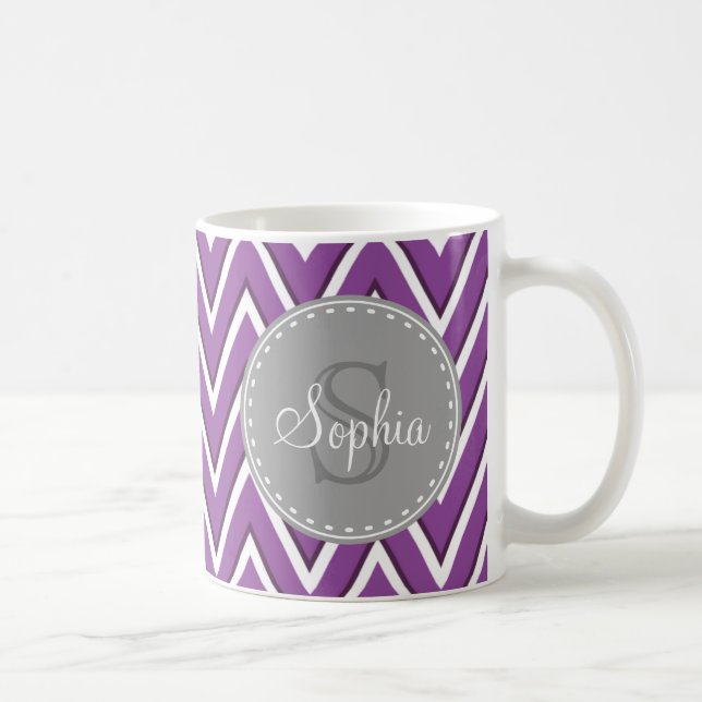 Trendy Lila Zickzack Muster Grau Monogramm Kaffeetasse (Rechts)