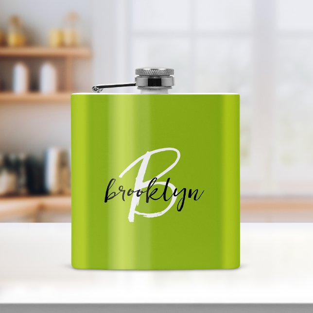 Trendy Lime Green Schwarz-weiß Script Monogram Flachmann (Von Creator hochgeladen)