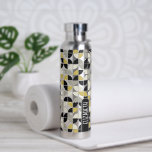 Trendy MCM Halbmond Muster mit großem Namensblock Trinkflasche<br><div class="desc">Ein feines, grafisches Design mit farbenfrohen Schwarz- und Goldtönen mit einem lustigen Farbblock, um Ihren Namen oder jeden Text hinzuzufügen. Das Muster aus der Mitte des Jahrhunderts ist ein trendiges Muster mit Farbsteinen. Sie können einen Namen, ein Monogramm oder einen anderen benutzerdefinierten Text hinzufügen. Wenn Sie die Kunst verschieben möchten,...</div>