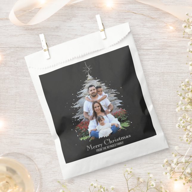 Trendy Merry Christmas Tree Silhouette Foto Gray Geschenktütchen (Ausgeschnitten)