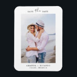 Trendy Minimalistisch Foto Wedding Ankündigung Magnet<br><div class="desc">Modernes Save the Date Design ist das Wichtigste: Ihr phantastisches Foto mit einer Touch moderner Kalligraphie.  Passen Sie Ihre Kartenvorder- und -Rückseite einfach mit Ihren persönlichen Daten an.</div>