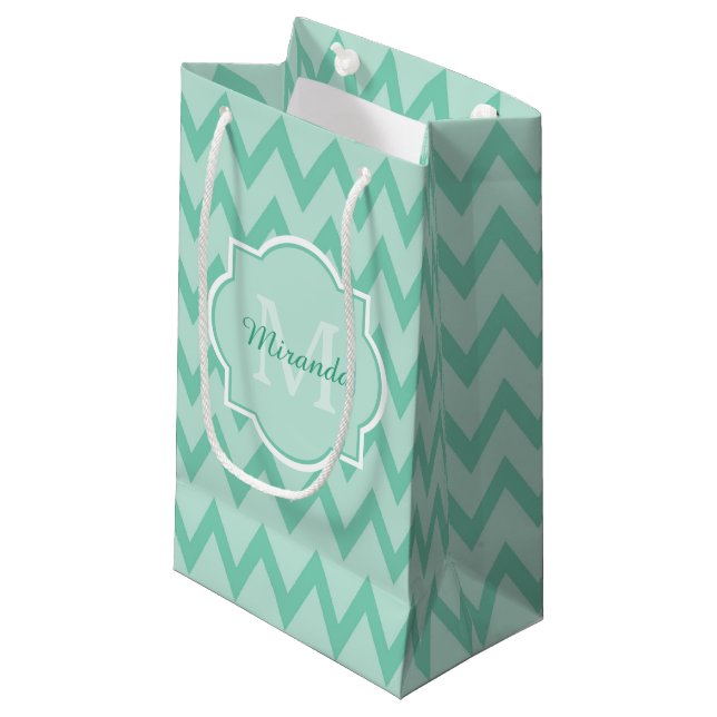 Trendy Mint Green Zickzack Zigzag Name und Monogra Kleine Geschenktüte (Vorderseite Schrägansicht)