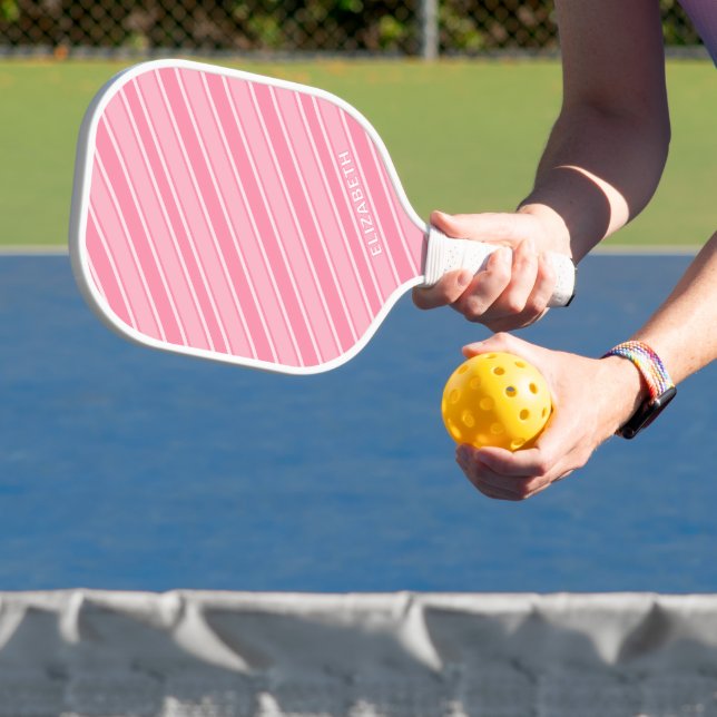 Trendy Modern Monogram Name Pink Striped Pickleball Schläger (InSitu)