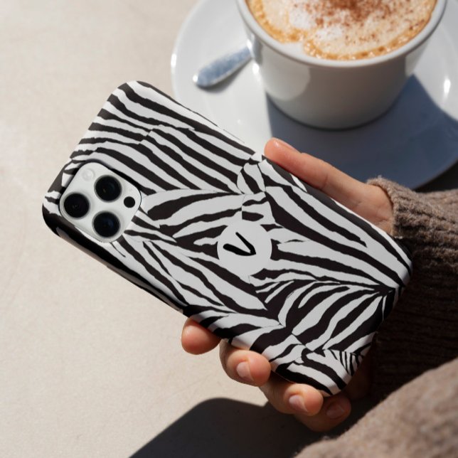 Trendy Modern Schwarz-weiß Zebra Motif iPhone 16 Pro Hülle (The trendy and modern black white zebra with monogram custom unique on your phone case)