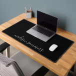 Trendy Modern White Script Name auf Black Desk Mat Schreibtischunterlage<br><div class="desc">Personalisieren Sie diese moderne schwarze Schreibtischmatte mit Ihrem Namen in einem modernen weißen Skript. Ein perfektes Schulgeschenk für einen Schüler. Hübscher,  handgeschriebener Stiltyp.</div>