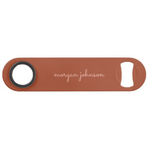Trendy Monogram   Burnt Orange + Blindskriptname Speed Flaschenöffner
