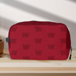 Trendy monogram, einfach, modern rot mit Monogramm Waschbeutel<br><div class="desc">Mit dem Dopp Kit Bag aus PixiaDesigns, dem "Trendy Monogram", stärken Sie Ihre Reise- und Fitness-Essentials, wo lebendiges Rot auf personalisierte Eleganz trifft. Dieses moderne und einfache Dopp-Kit mit einem schlichten Design, das durch ein gemustertes Monogramm in einem modernen, modernen Schriftart hervorgehoben wird, ist Ihr perfekter Begleiter für Tanz-, Reise-,...</div>