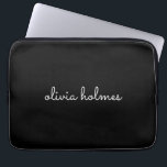 Trendy Monogram | Modern Black Script Name Laptopschutzhülle<br><div class="desc">Ein einfaches,  benutzerdefiniertes Monogramm-Design in einer informellen,  lässigen,  handgeschriebenen Schrifttyp in auffallendem einfarbigem Schwarzweiß. Das Monogramm kann leicht personalisiert sein,  um ein Design so einzigartig wie Sie sind zu machen! Das perfekte trendige Geschenk oder Accessoire für jeden Anlass.</div>