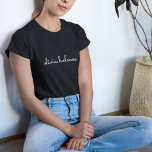 Trendy Monogram | Modern Black Script Name T-Shirt<br><div class="desc">Ein einfaches,  benutzerdefiniertes Monogramm-Design in einer informellen,  lässigen,  handgeschriebenen Schrifttyp in auffallendem einfarbigem Schwarzweiß. Das Monogramm kann leicht personalisiert sein,  um ein Design so einzigartig wie Sie sind zu machen! Das perfekte trendige Geschenk oder Accessoire für jeden Anlass.</div>