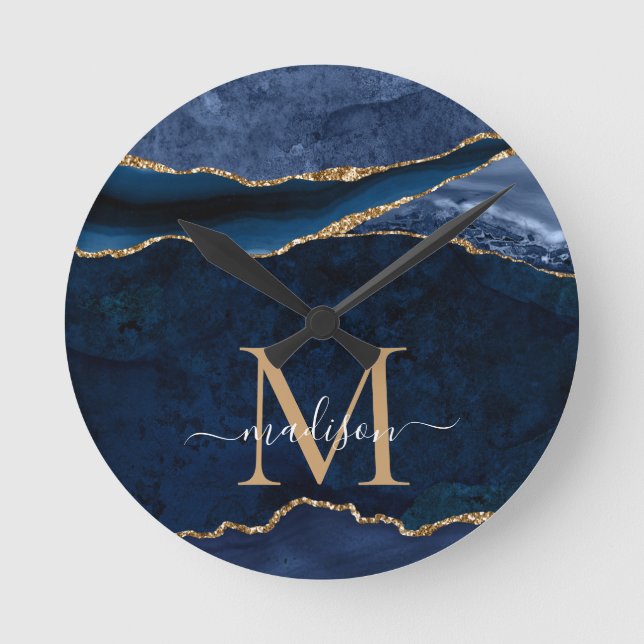 Trendy Navy Blue Gold Agate Geode Glitter Monogram Runde Wanduhr (Vorderseite)