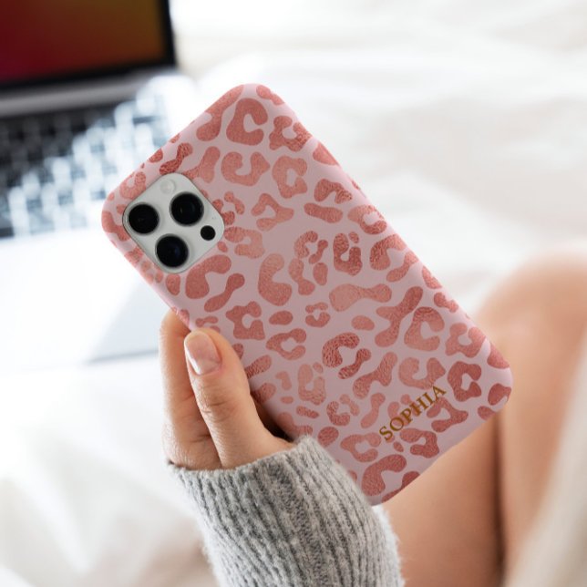 Trendy Niedlich Pink Leopard Muster Personalisiert iPhone 16 Pro Hülle (The trendy fashionable leopard pattern in pink gold design for your stunning personalized phone case)