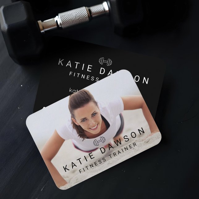 Trendy Personal Trainer Foto & Dumbell Logo Visitenkarte (Trendy Personal Trainer Photo & Dumbell Logo Business Card)