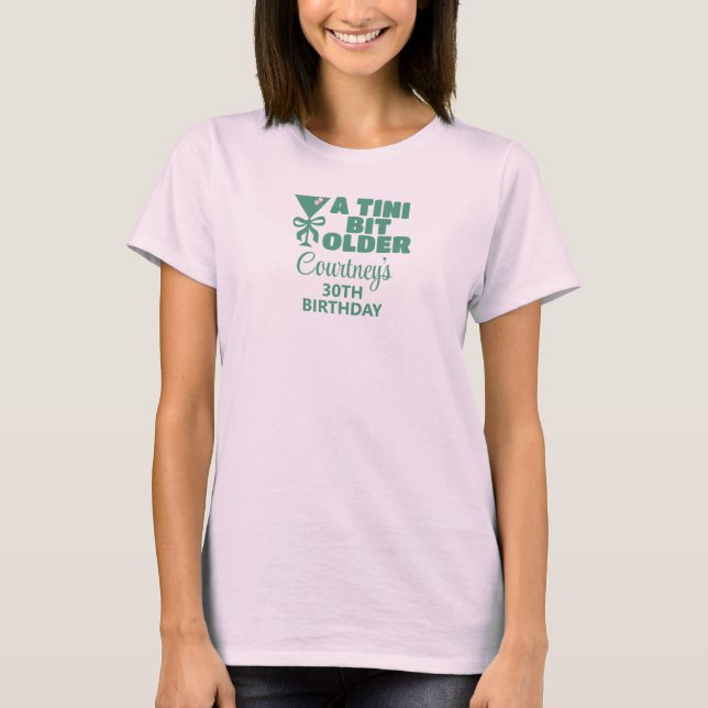 Trendy Pink & Green A Tini Bit Ältere 30. Geburtst T-Shirt (Vorderseite)