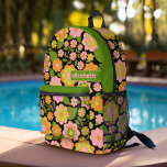 Trendy Retro Floral Pattern mit Namensblock Bedruckter Rucksack<br><div class="desc">Ein gewagtes, blumengeschmücktes Design mit farbenfrohen Farbtönen wie Gold, Orange und Grün, mit einem unterhaltsamen Farbblock, um Ihren Namen oder jeden Text hinzuzufügen. Die verrückte Blume hat eine Vielzahl von Farben. Sie können einen Namen, ein Monogramm oder einen anderen benutzerdefinierten Text hinzufügen. Wenn Sie die Kunst verschieben möchten, klicken Sie...</div>