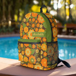 Trendy Retro Floral Pattern mit Namensblock Bedruckter Rucksack<br><div class="desc">Ein gewagtes, blumengeschmücktes Design mit farbenfrohen Farbtönen wie Gold, Orange und Grün, mit einem unterhaltsamen Farbblock, um Ihren Namen oder jeden Text hinzuzufügen. Die verrückte Blume hat eine Vielzahl von Farben. Sie können einen Namen, ein Monogramm oder einen anderen benutzerdefinierten Text hinzufügen. Wenn Sie die Kunst verschieben möchten, klicken Sie...</div>