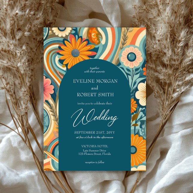Trendy Retro Groovy Blume Frühjahr Hochzeit Einladung (retro groovy flowers blue arch wedding invitation)