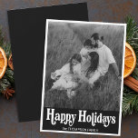 Trendy Retro Typografie Black Foto Happy Feiertagskarte<br><div class="desc">Schicken Sie uns Ihre herzlichsten Wünsche in dieser Saison mit unserer Retro Typografie Black Foto Happy Holiday Card. Mit einem eleganten Schwarz-Weiß-Foto verbindet diese Karte modernen Minimalismus mühelos mit einer Touch Vintager Eleganz. Die kühne, einfache Typografie und das saubere Design schaffen ein stilvolles und zeitgemäßes Ambiente und machen Ihren Urlaub...</div>