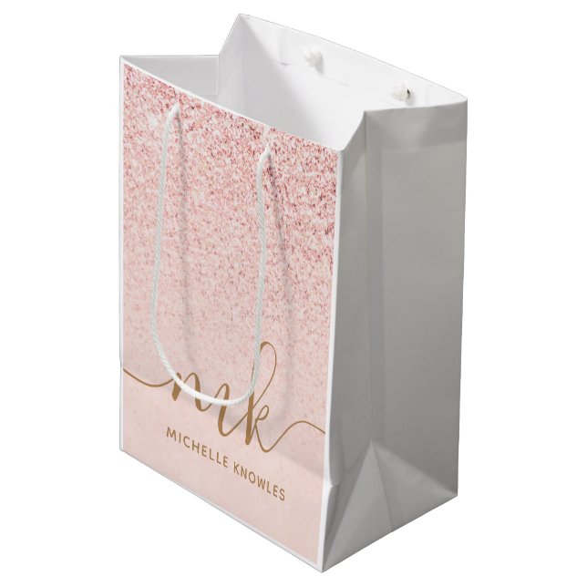 Trendy Rose Gold Glitzer Extravagante Initialen un Mittlere Geschenktüte (Vorderseite Schrägansicht)