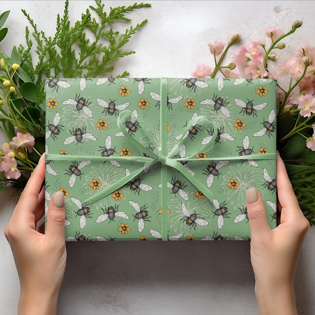 Trendy Sage Green Buzzing Honeybee für den Sommer Geschenkpapier (Elegant and whimsical buzzing bees with Cosmos and Daisy flowers on Sage Green background)