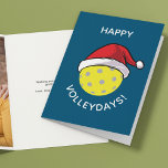 Trendy Santa Cap Pickleball Blue Christmas Foto Feiertagskarte<br><div class="desc">Trendy moderne Pickleball Weihnachtsfotokarte. Gelber Pickleball mit roter Weihnachtsmannmütze. Grosses Foto im Inneren mit persönlicher Urlaubsbotschaft. Gerundet moderne minimalistische Typografie. Alle Textbereiche sind vollständig personalisierbar. Kontaktieren Sie uns für Hilfe bei der Personalisierung oder Anpassung an Ihre individuellen Wünsche. Gute Ferien!</div>