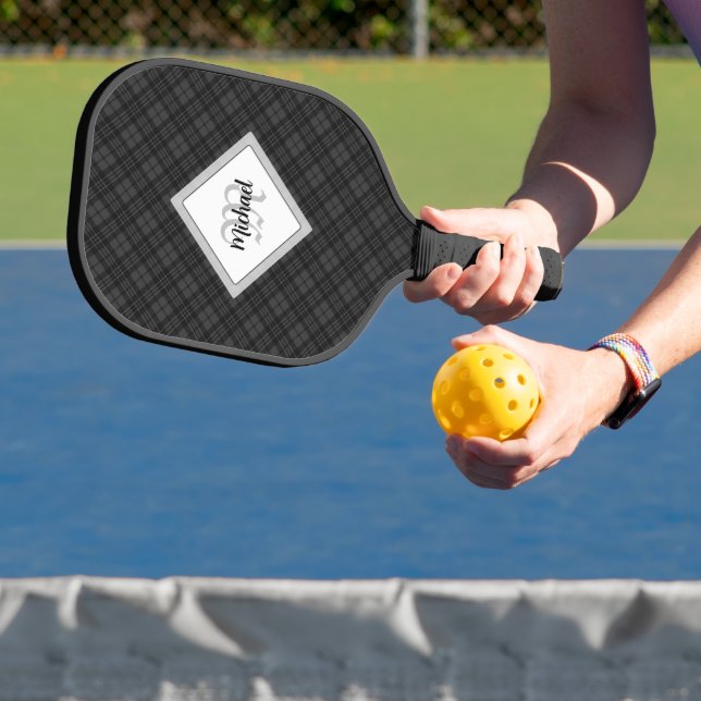 Trendy Schwarz-weiß tartan Personalize Monogram Pickleball Schläger (InSitu)