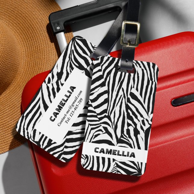 Trendy Schwarz-weiß Zebra Skin Modern Pattern Gepäckanhänger (The trendy zebra pattern custom luggage tag design in black and white is a never-get-old trend.)