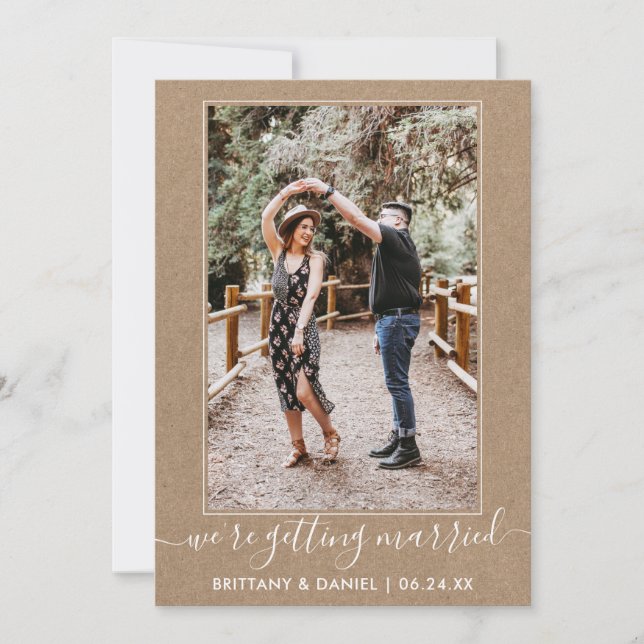 Trendy Script Getting Married Kraft Save The Date (Vorderseite)
