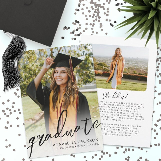 Trendy Script Graduate Simple Foto Abschluss Ankündigung (Trendy Script Graduate Simple Photo Graduation Announcement)