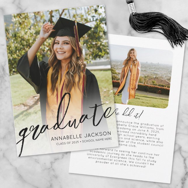 Trendy Script Graduate Simple Foto Abschluss Ankündigung (Trendy Script Graduate Simple Photo Graduation Announcement)