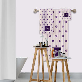 Trendy Script Initial Blume Blush Violet Striped Badhandtuch Set