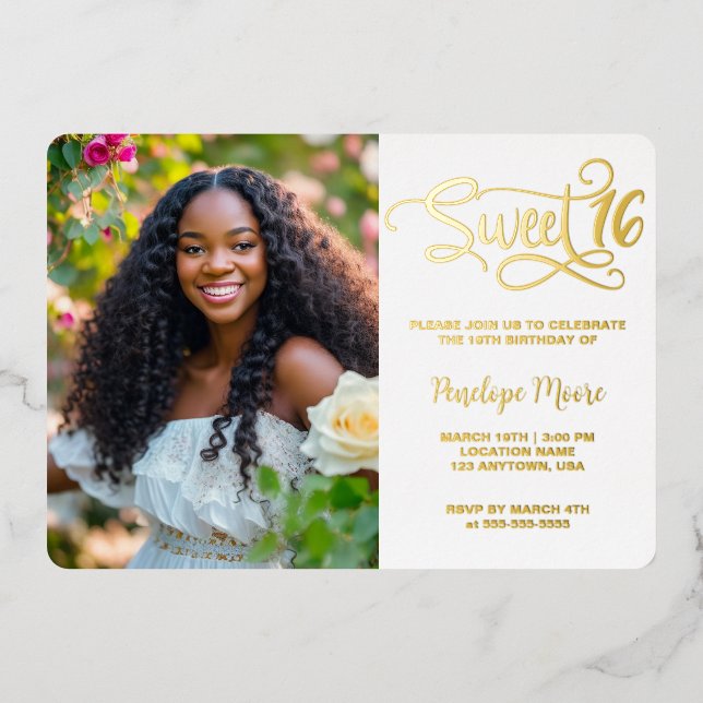 Trendy Script Sweet 16 Birthday Foto Folieneinladung (Vorderseite)
