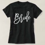 Trendy Script Typografy Bride T-Shirt<br><div class="desc">Modernes und elegantes Brautparty.</div>
