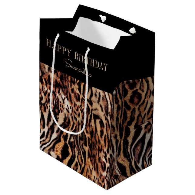 Trendy Stylish Animal Print Birthday mit Name Mittlere Geschenktüte (Vorderseite Schrägansicht)