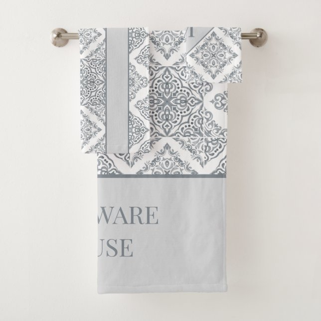 Trendy Tile Print grau und weiß Personalisiert Badhandtuch Set (Insitu)