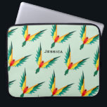 Trendy Tropical Bird Pattern Blau Personalisiert Laptopschutzhülle<br><div class="desc">Tropische Vögel im geometrischen Stil in wiederholtem Muster auf blauen Laptop-Ärmel mit der Option,  personalisieren.</div>