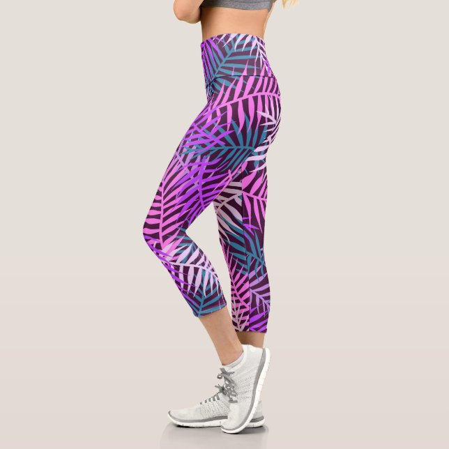 Trendy Tropical Palm Blätter Muster Lila Aquamarin Capri Leggings (Links)