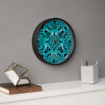 Trendy Turquoise Aquamarin Blue Angesagt Bohemisch Uhr<br><div class="desc">Schönes klassisches und zeitgenössisches aquamarines, türkisfarbenes, helles und dunkelblaues Fantasiemuster. Dekoratives Motiv, das auf einer Vielzahl von stilvollen Produkten und passenden Dekorakzenten und Accessoires von Zuhause erhältlich ist. Ein originelles Design für die Innendekorateure oder für diejenigen, die Liebe für ihr Elternschlafzimmer, Kinderzimmer, Wohn- oder Familienzimmer, Frauenhöhle oder -schuppen, Uni-Studentenwohnheim, Condo,...</div>