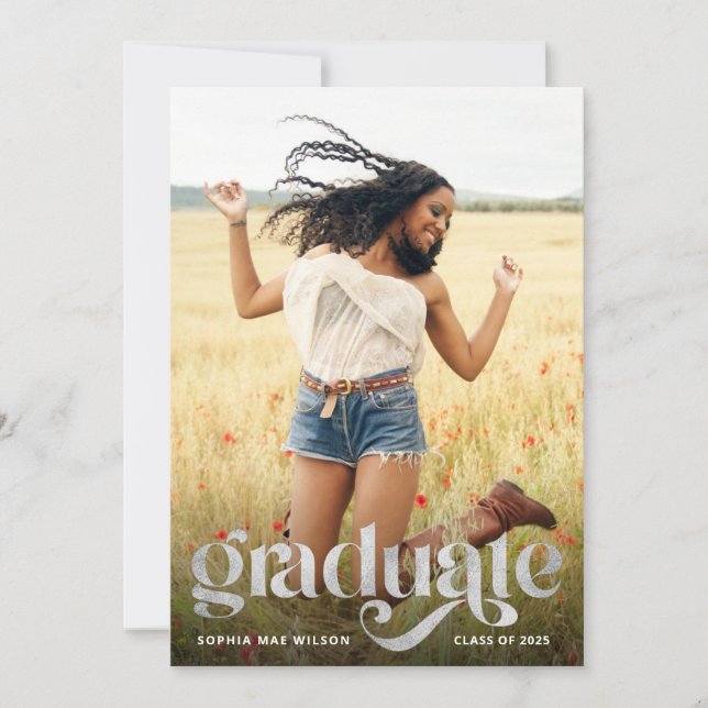 Trendy Typografie Silver Overlay Foto Grad Party Einladung (Vorderseite)