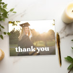 Trendy Typografy Abschluss Vielen Dank Postkarte<br><div class="desc">Diese Dankeschön Postcard passt perfekt zu unseren Retro-Abschluss-Ankündigungen. Stellen Sie einfach alle Ihre Daten und ein Foto von Ihrem Abschluss,  um einfach zu danken! Zusätzliche Farben und Designs sind in meinem Zazzle-Shop oder für weitere kundenspezifische Nachricht mir erhältlich</div>