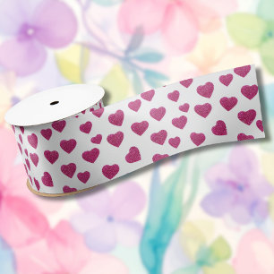 Trendy Valentinsgruß Rosa Glitter Herzen auf Weiß Satinband