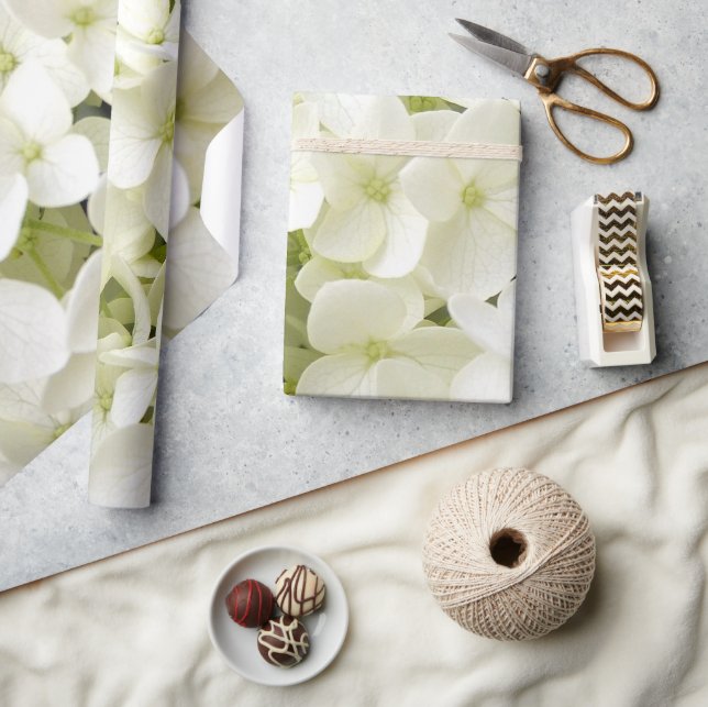 Trendy White Hydrangea Floral Geschenkpapier (Kunsthandwerk)