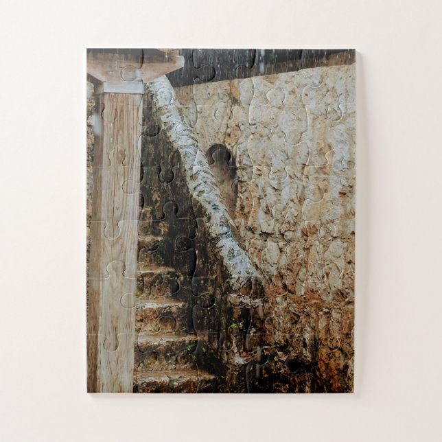Treppe, abgenutzt von Zeit und Präzision (Vertikal)