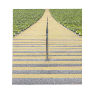 Treppe des Stadions zwischen Reihen der grünen Sit Notizblock