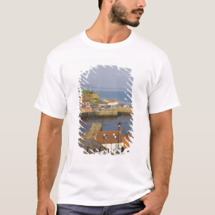 Treppe hinunter zum Hafen, Whitby, Norden T-Shirt