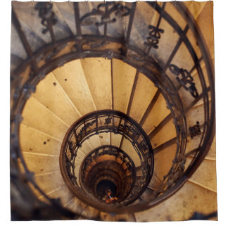 Treppen mit Spiralkreistreppen, alte Treppen, Duschvorhang