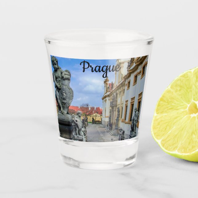 Treppen mit Stein Engel in der Kirche Loreto Prag Schnapsglas (Vorderseite)