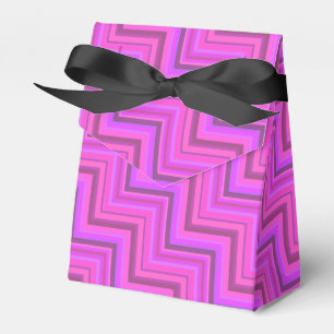 Treppenmuster aus rosa Streifen Geschenkschachtel