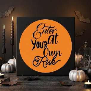 Treten Sie auf eigenes Risiko Gruselige Halloween- Runder Aufkleber