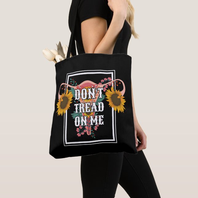 Treten Sie mir nicht auf Uterus auf Tasche (Von Nahem)