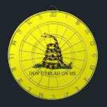 Treten Sie nicht auf mir Gadsden-Flagge Dartscheibe<br><div class="desc">Anti-Tyrannei Symbol der Freiheit,  der Freiheit und des Individualismus,  die heute die revolutionäre Kriegsära und das häufig benutzt durch die Tee-Partybewegung an den politischen Kundgebungen herrühren von.  Widerstehen Sie dem Eindringen der großen Regierung. Konservative und liberalistische Politik für Dartboards.</div>